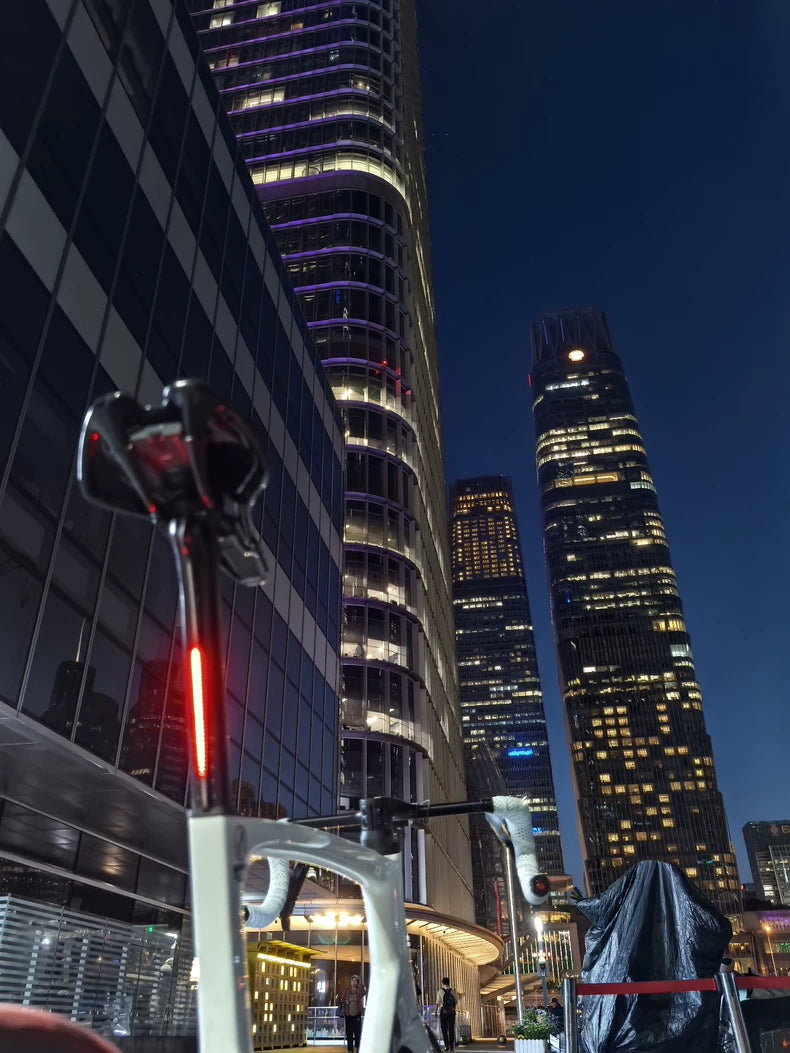 ECM's new road bike seatpost water drop taillight has ultra-long battery life, is waterproof, rechargeable, and has a variety of colors and light modes to choose from